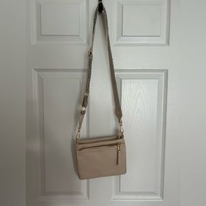 Great summer bag!! Cream tan, lots of pockets and space! Unworn ⭐️⭐️